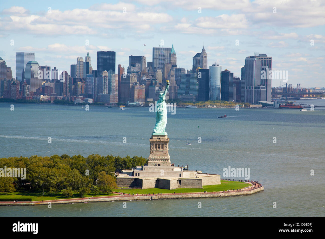 La statua della libertà e dello skyline della città di New York, New York, Stati Uniti Foto Stock