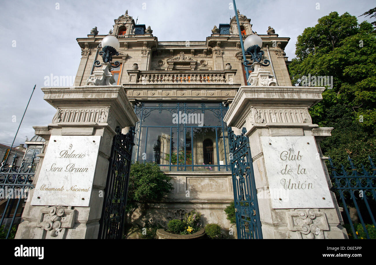 FILE - Un archivio foto datata 27 novembre 2008 mostra il Palais Sarah marrone (Palacio Sara Braun) nel centro della città portuale di Punta aree, Cile. La città sulla costa occidentale dello stretto di Magellano ha 130.000 abitanti ed è la città più importante della Patagonia. Foto: Jan Woitas Foto Stock