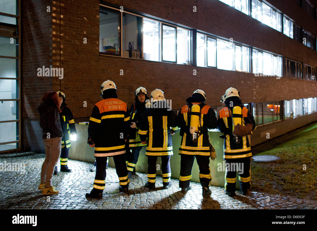 Vigili del fuoco arrivare preparati prima di entrare in laboratori di chimica dell'Universit della Tecnologia di Dresda Dresda, in Germania, il 19 gennaio 2012. Le squadre di soccorso hanno portato circa un centinaio di persone in ospedale a causa di un incidente con sostanze chimiche all'università. Foto: Oliver Killig Foto Stock