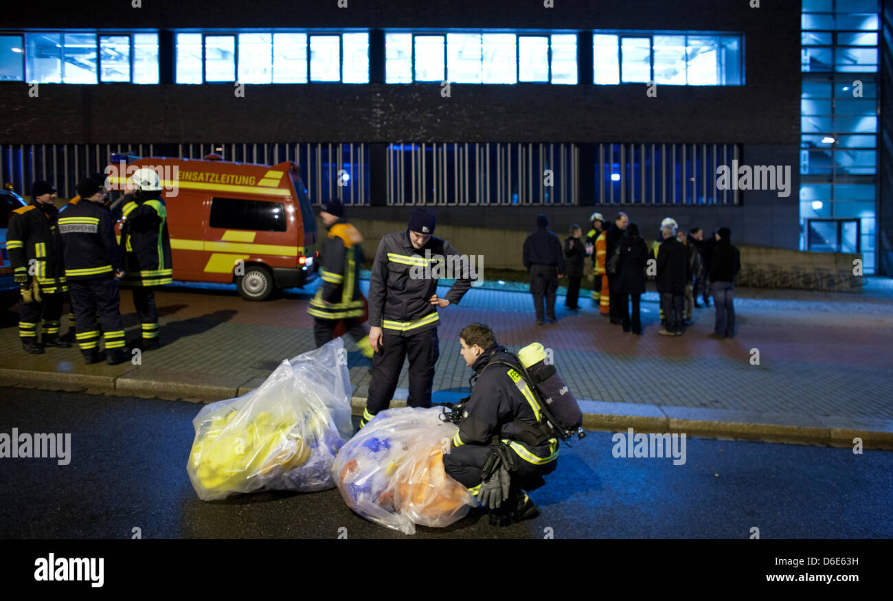 I vigili del fuoco si riuniscono contaminati tute di protezione presso i laboratori di chimica dell'Universit della Tecnologia di Dresda Dresda, in Germania, il 19 gennaio 2012. Le squadre di soccorso hanno portato circa un centinaio di persone in ospedale a causa di un incidente con sostanze chimiche all'università. Foto: Oliver Killig Foto Stock