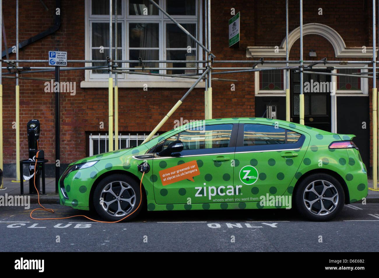 Una Vauxhall Ampera zipcar collegato a un punto di carica e ricarica in Camden. Foto Stock