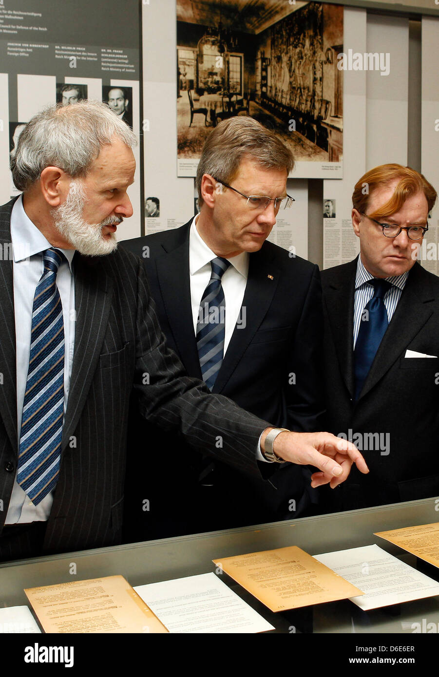 Il Presidente tedesco Christian Wulff (C) è in grado di ascoltare le dichiarazioni del direttore del memorial e sito educativo Casa della Conferenza di Wannsee, Norbert Kampe (L), durante un evento commemorativo in occasione del settantesimo anniversario della " Conferenza di Wannsee" presso la Casa del Lago Wannsee Conferenza di Berlino, Germania, 20 gennaio 2012. In questa casa - un ex industriale's vill Foto Stock