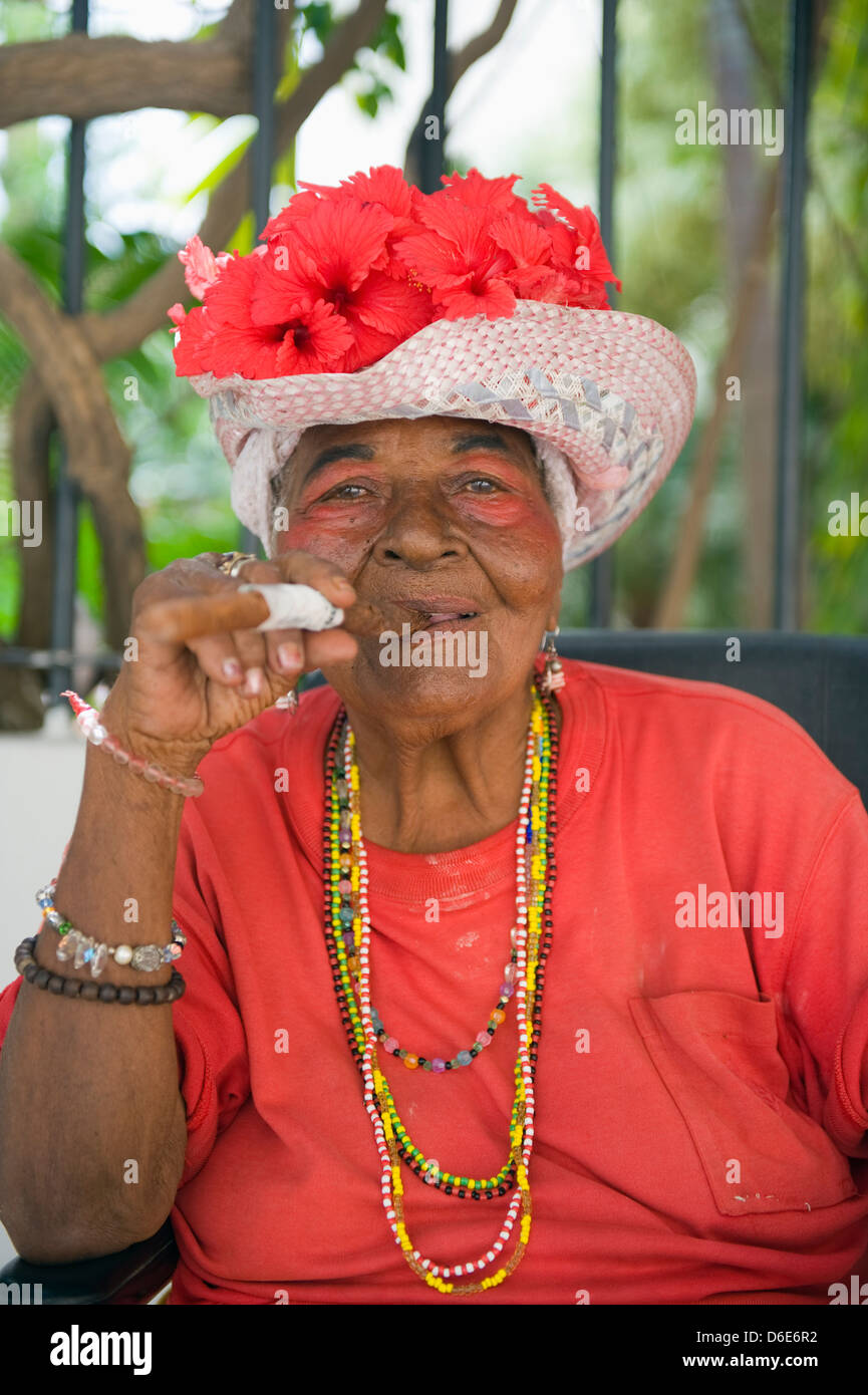 Donna di fumare un sigaro, Habana Vieja città vecchia, Unesco sito Heritiage, Havana, Cuba, West Indies, Caraibi Foto Stock