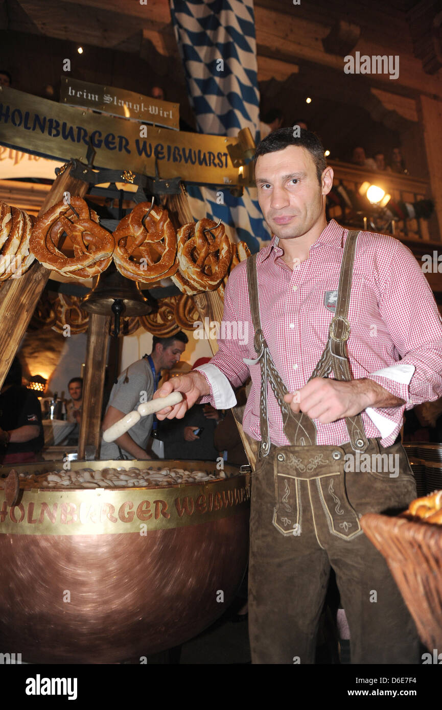 Boxe ucraino pro Vitali Klitschko assiste il XXI tradizionale 'Weisswurst Party" (bavarese salsiccia di vitello) partito presso il ben noto "tanglwirt' inn a Going, vicino a Kitzbuehel Austria, 20 gennaio 2012. La manifestazione si tiene solitamente un giorno prima agli uomini della concorrenza in discesa della gara di Hahnenkamm, le discese alpine ski race. Foto: Felix Hoehager Foto Stock