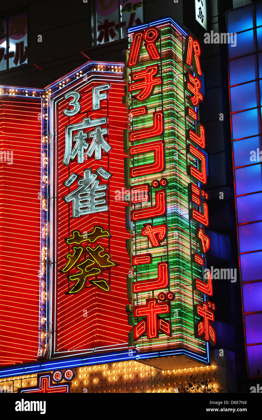 Strada notte scena di insegne luminose e luci di negozi in Shinjuku, Tokyo, Giappone Foto Stock