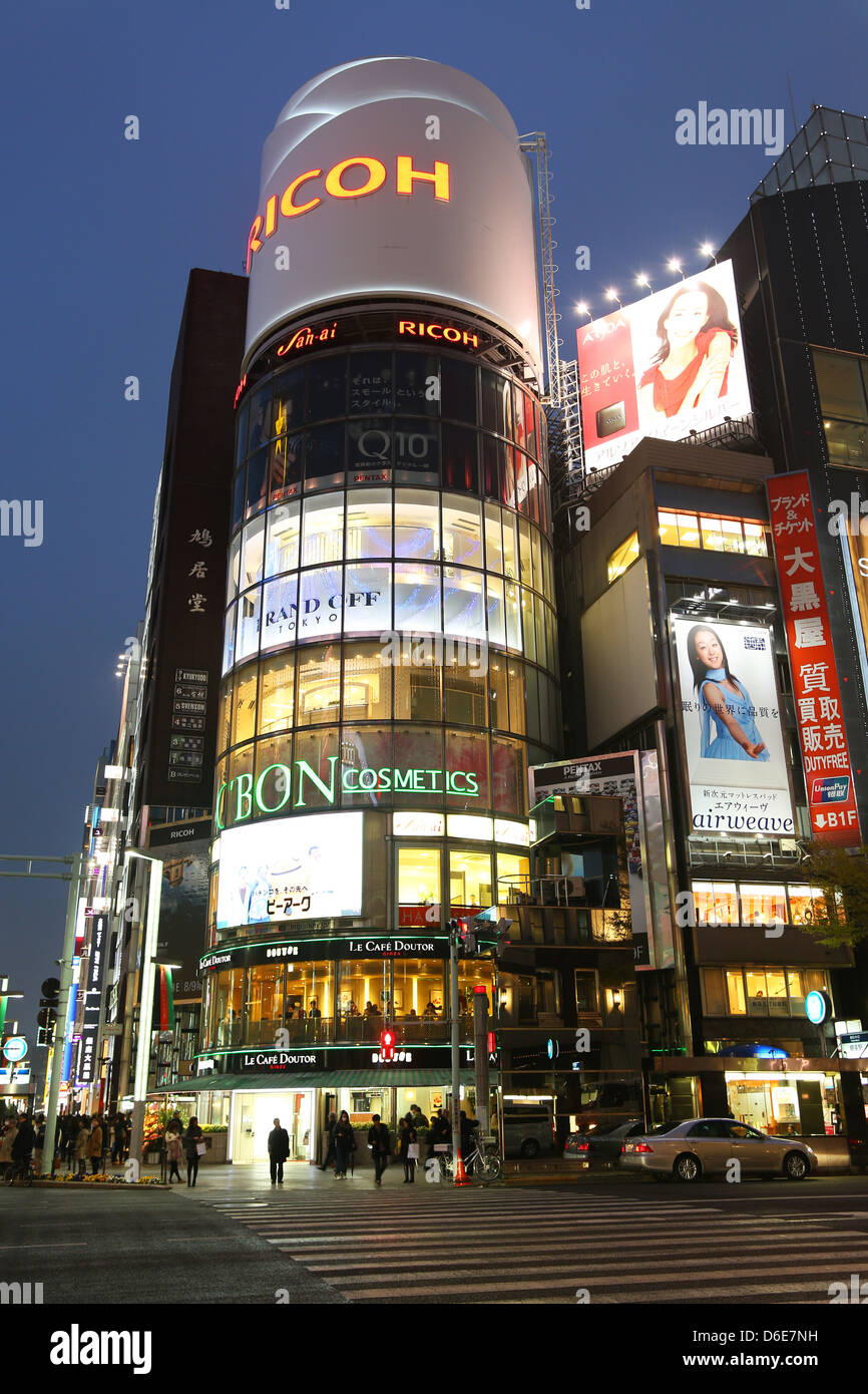 Notte street scene e luci di Ginza Tokyo, Giappone Foto Stock