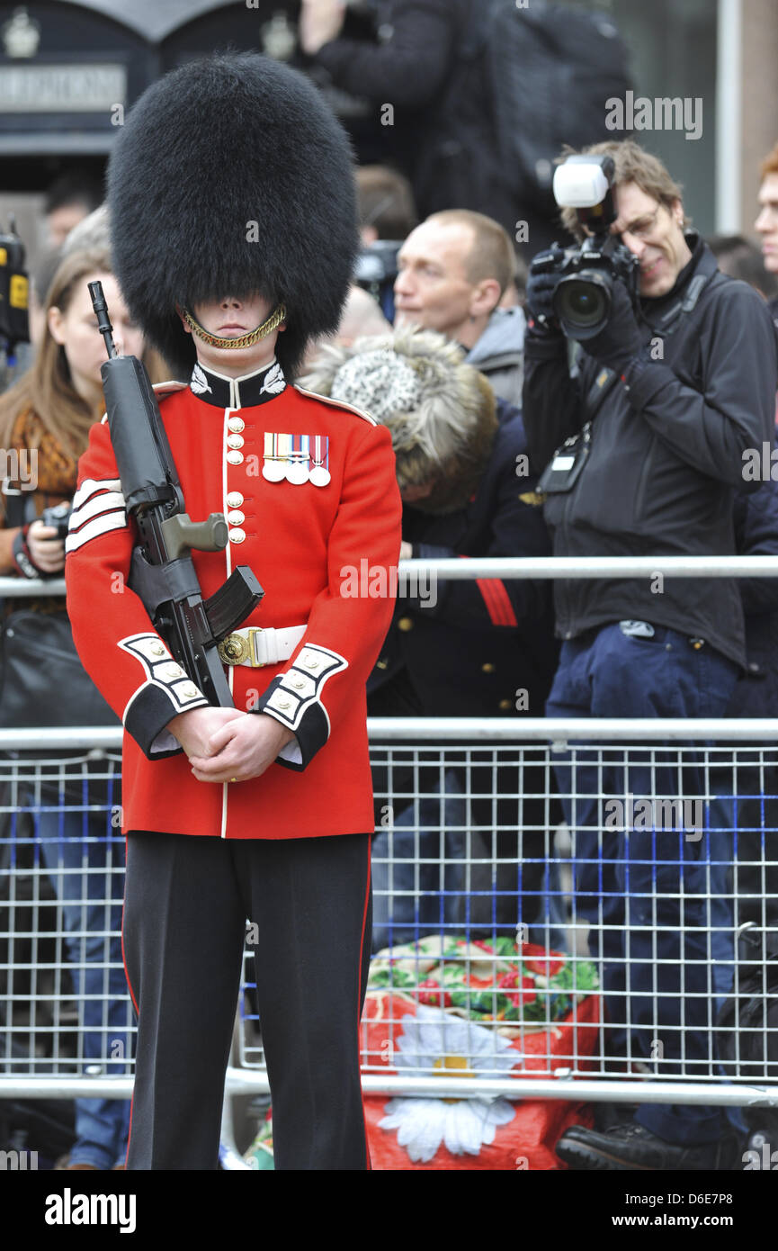 Un membro delle guardie scozzesi Division che costeggiano la strada a Ludgate Circus prima del passaggio di Margaret Thatcher la bara sul suo cammino alla Cattedrale di St Paul. Londra, Regno Unito. Il 17 aprile, 2013. Credito: Michael Preston/Alamy Live News Foto Stock