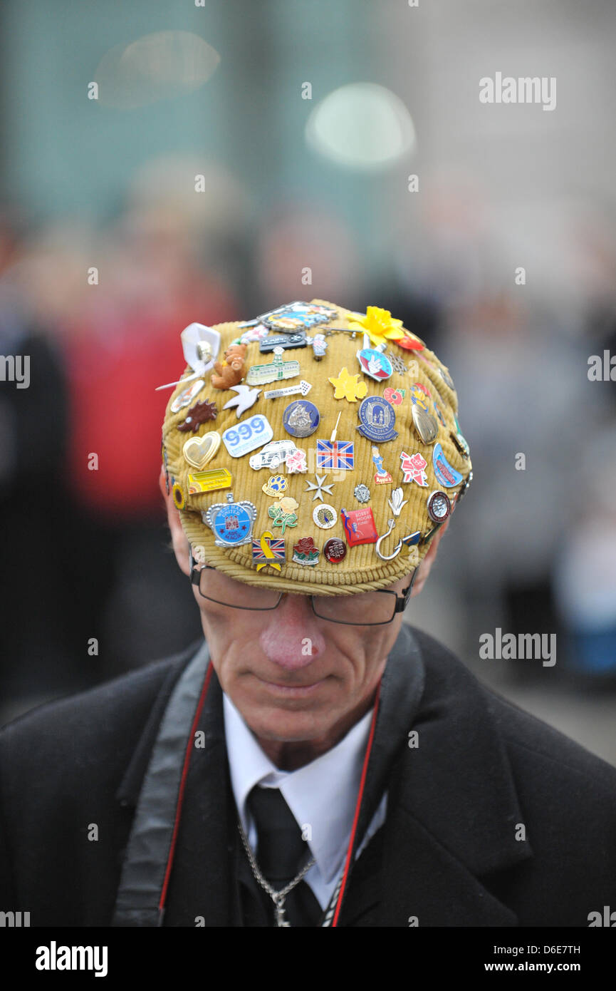 La Cattedrale di St Paul, Londra, Regno Unito. Il 17 aprile 2013. Un uomo con molti badge nel suo cappello al di fuori dalla cattedrale di St Paul prima di iniziare la processione. Il corteo funebre della Baronessa Thatcher ha luogo lungo le strade del centro di Londra. Credito: Matteo Chattle/Alamy Live News Foto Stock