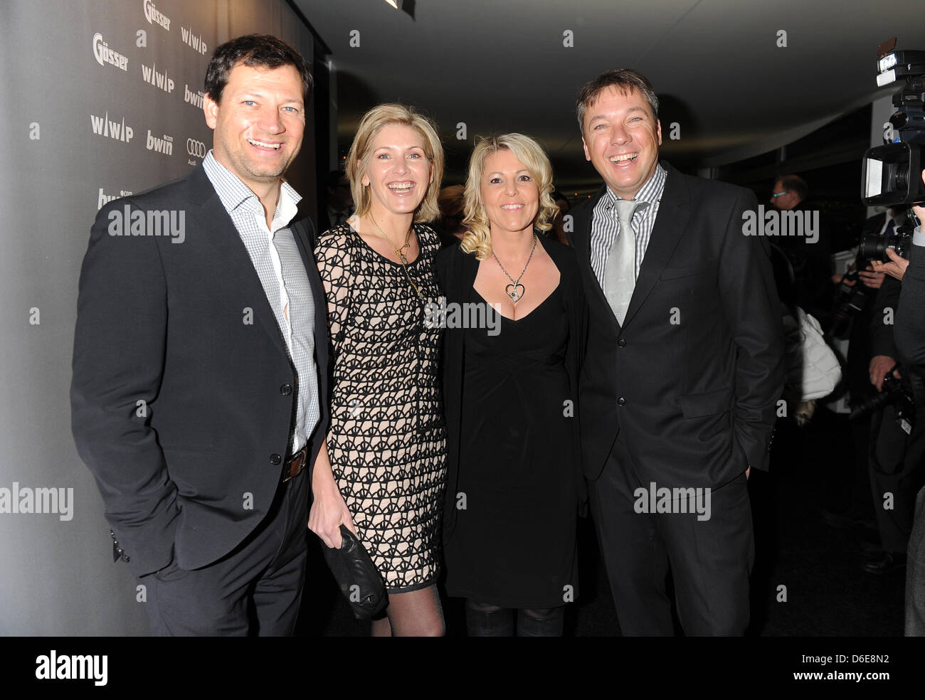 Ex austriaco sciatore nordico Stephan Eberharter (L) e sua moglie Birgit, nonché ex sciatore nordico Fritz Strobl (R) e sua moglie Bettina (2-R) arrivano a gara Kitz partito, un evento che tradizionalmente avviene dopo il leggendario Hahnenkamm downhill alpine ski race, a Kitzbuehel Austria, 21 gennaio 2012. Il partito è un punto di incontro di personaggi famosi. Foto: Feli Hoerhage Foto Stock