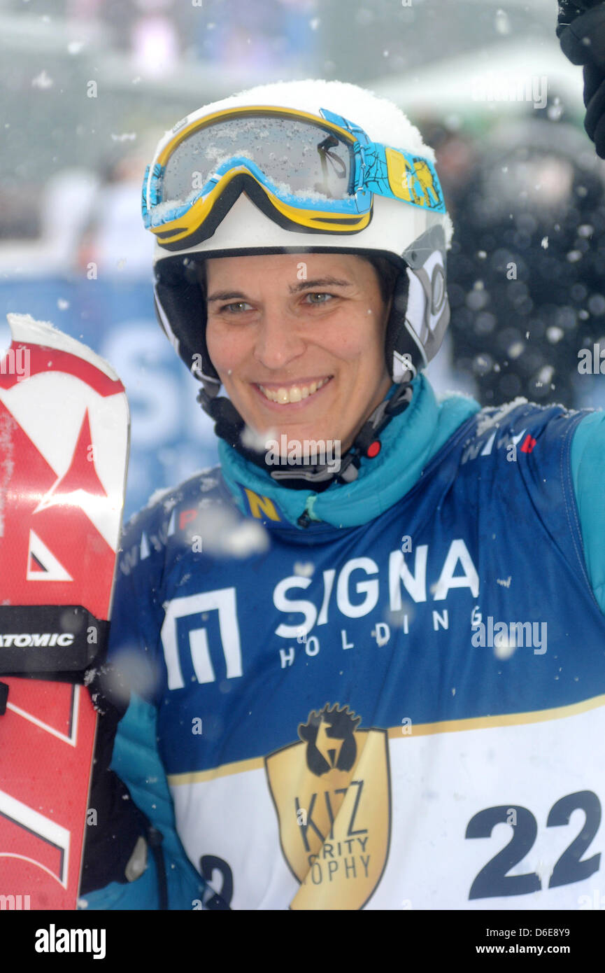 Ex austriaco sciatore alpino Michaela Dorfmeister pone per la telecamera a uomini del Hahnenkamm downhill gara a Kitzbuehel Austria, 21 gennaio 2012. Il leggendario in discesa Sci Alpino gara è anche un incontro e saluto evento per il popolo. Foto: Felix Hoerhager Foto Stock