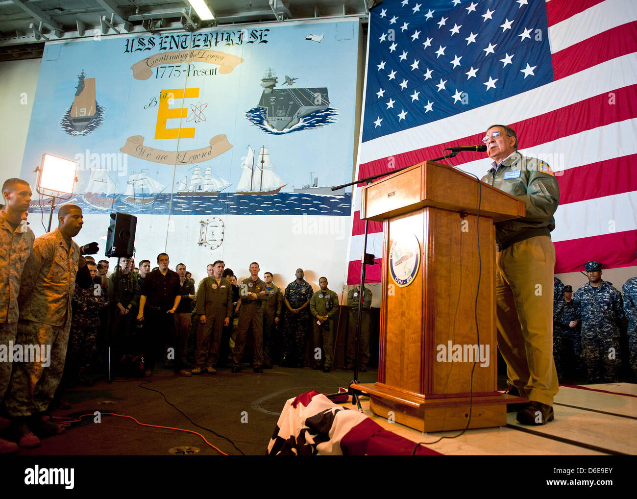 Stati Uniti Segretario della Difesa Leon Panetta E. parla di marinai e Marines Sabato, 21 gennaio, 2012 nella baia di hangar della portaerei USS Enterprise (CVN 65). Il Supporto Enterprise Strike gruppo è in corso un conduttore composito unità di formazione esercizio (COMPTUEX). .Credito: Scott Pittman / STATI UNITI Navy via CNP Foto Stock