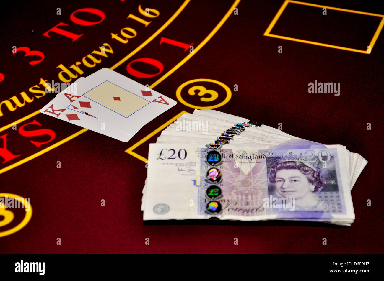 Blackjack black jack king ace diamanti red venti libbre bundle note winner casino tavolo gioco denaro Foto Stock