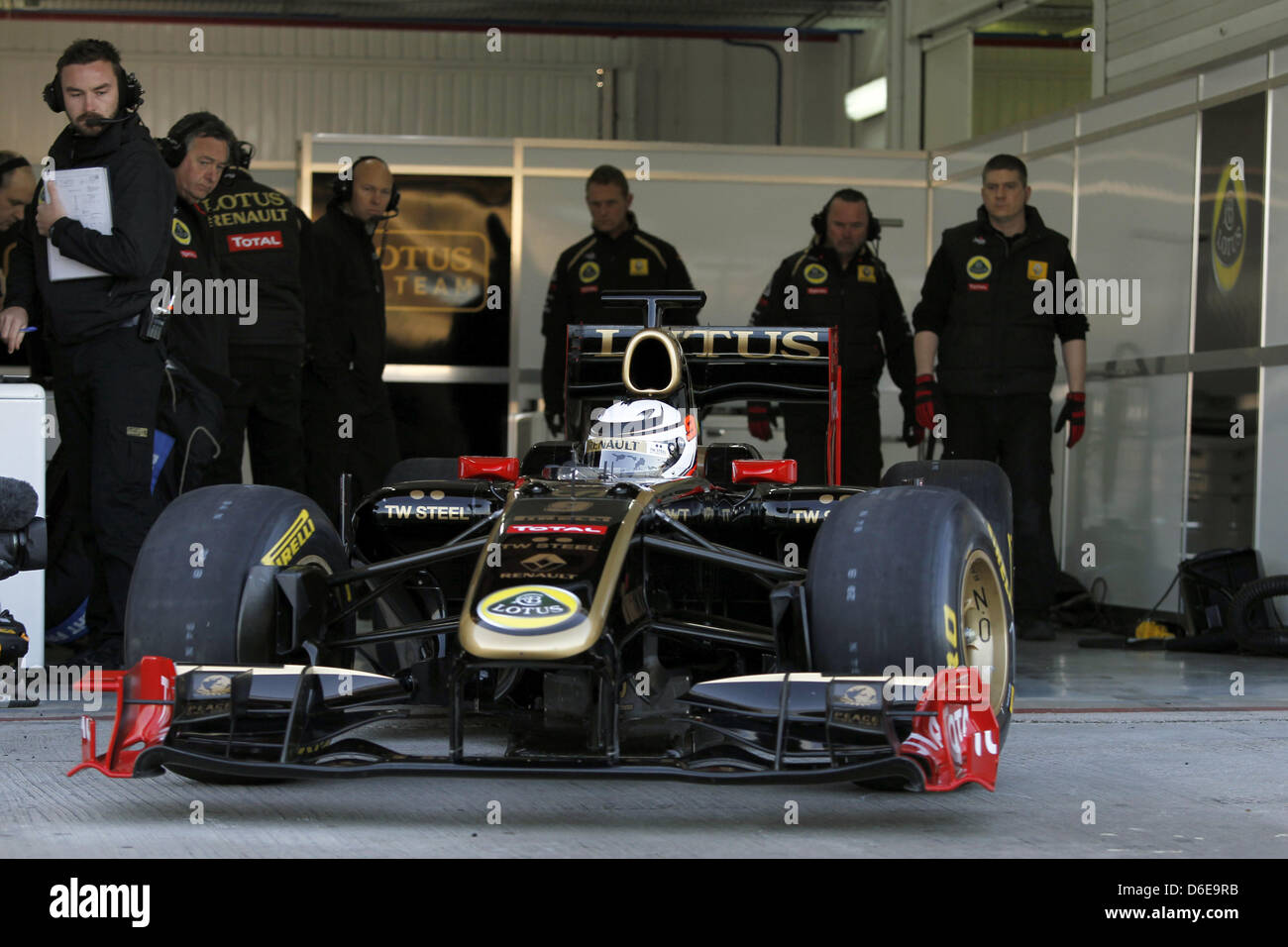 Il finlandese pilota di Formula 1 Kimmi Raikkonen di Lotus Renault si siede nella sua auto nel team di garage durante il test drive a Valencia in Spagna il 23 gennaio 2012. Foto: Andrew Ferraro / team Lotus F1 - Solo uso editoriale!!! Foto Stock