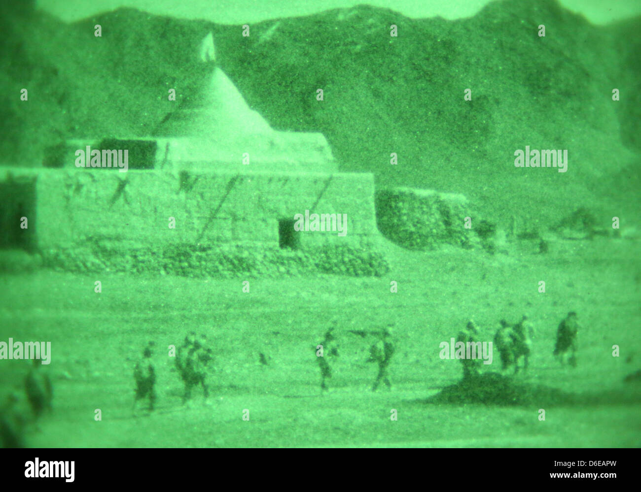 Vista da un esercito nazionale afghano commando con 6 Operazioni Speciali Kandak fornendo sicurezza durante le ore notturne di un'operazione di compensazione 25 marzo 2013 nell'Baraki Barak distretto, provincia di Logar, Afghanistan. Foto Stock