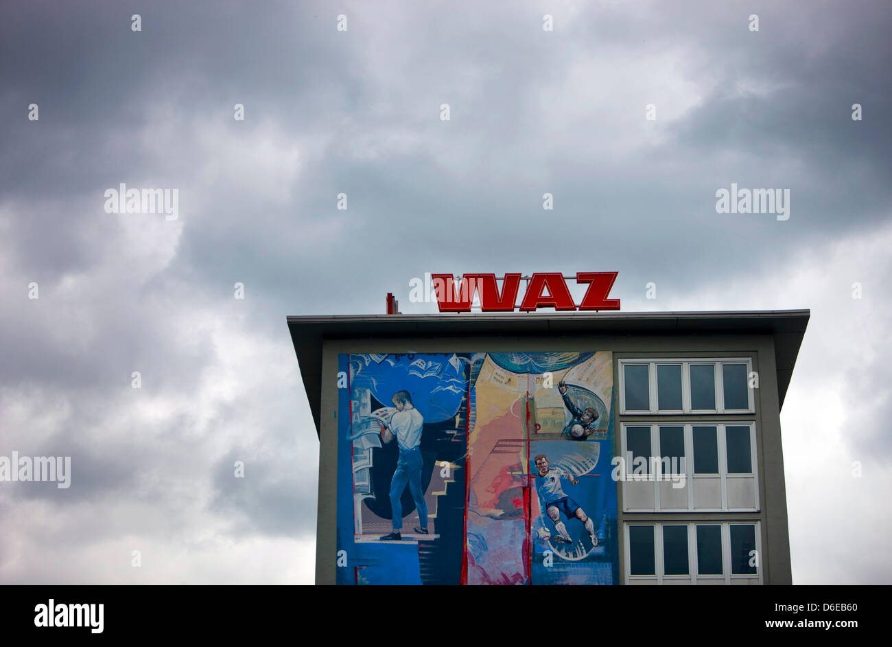 (FILE) un archivio foto datata 06 settembre 2011 mostra la sede del WAZ media group di Essen, in Germania. WAZ ha ristrutturato la sua proprietà con una trattativa per milioni: i tre eredi della co-fondatore Erich Brost hanno venduto loro il 50 per cento la quota di Petra Grotkamp. La figlia del secondo fondatore Jakob Funke ha ora 66,6%, secondo Grotkamps avvocato su 23 Janu Foto Stock