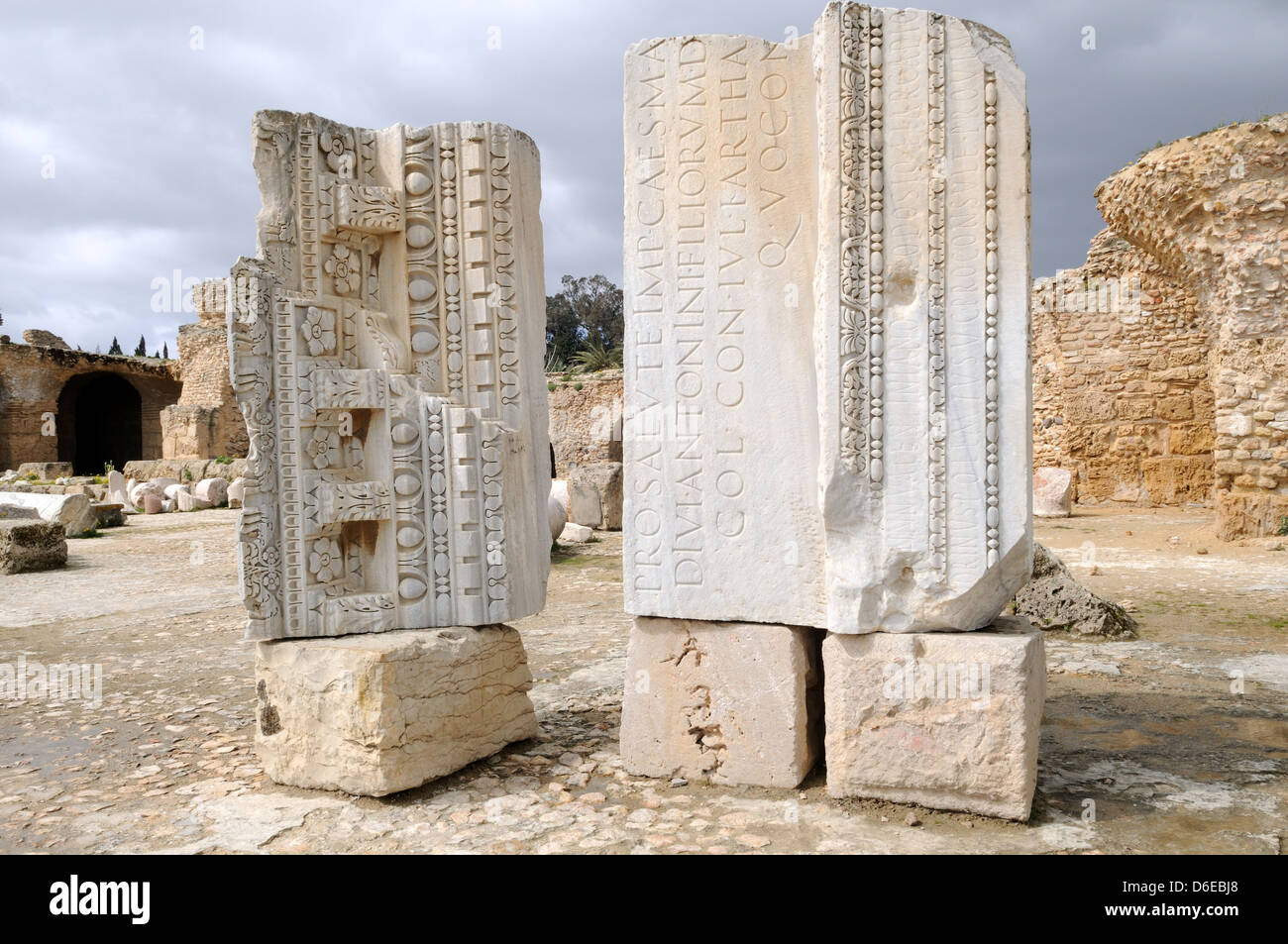 Iscrizione e sculture su pietra di un pilastro Cartagine antica città della Tunisia Foto Stock