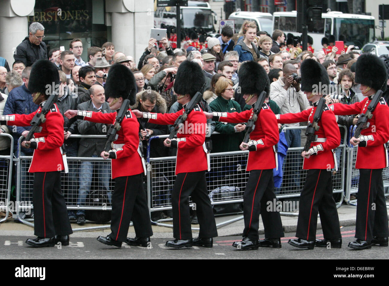 Londra, Regno Unito. Il 17 aprile 2013. Guardsman alla Baronessa Thatcher il corteo funebre si fa strada lungo Fleet Street en route alla Cattedrale di San Paolo Foto Stock