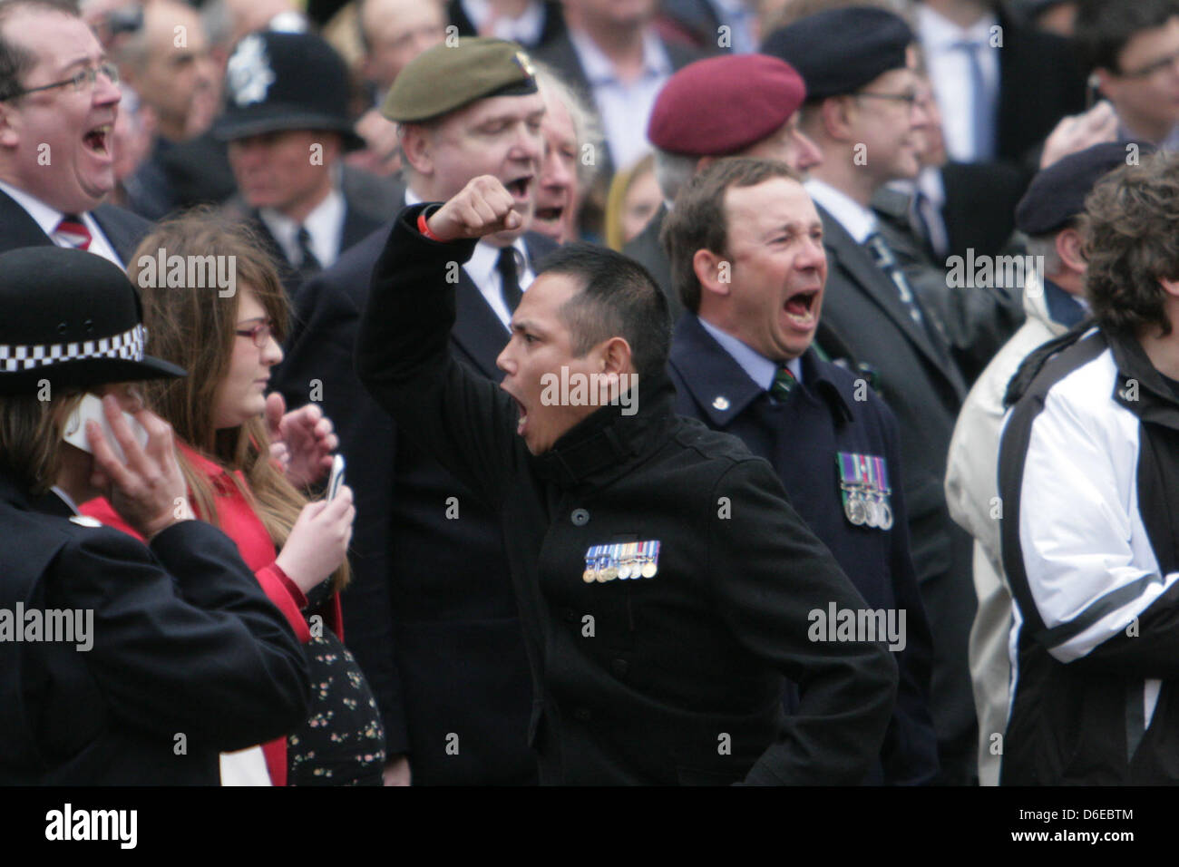 17 aprile 2013, Londra, Regno Unito. Veterani, molti della guerra delle Falkland allegria come la Baronessa Thatcher il corteo funebre rende il modo lungo Fleet Street en route alla Cattedrale di San Paolo Foto Stock
