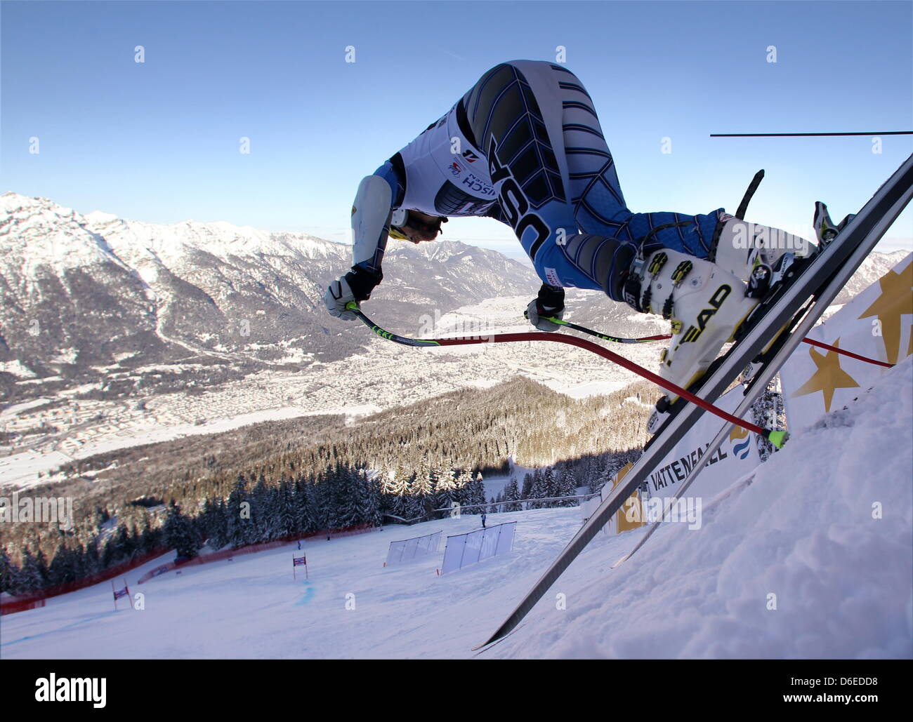 Noi sciatore alpino statunitense Bode Miller inizia durante la prima discesa la formazione degli uomini a Kandahar di sci a Garmisch-Partenkirchen, in Germania, 26 gennaio 2012. Garmisch ospita la Coppa del Mondo di sci alpino degli uomini il 28 e 29 gennaio 2012. Foto: STEPHAN JANSEN Foto Stock