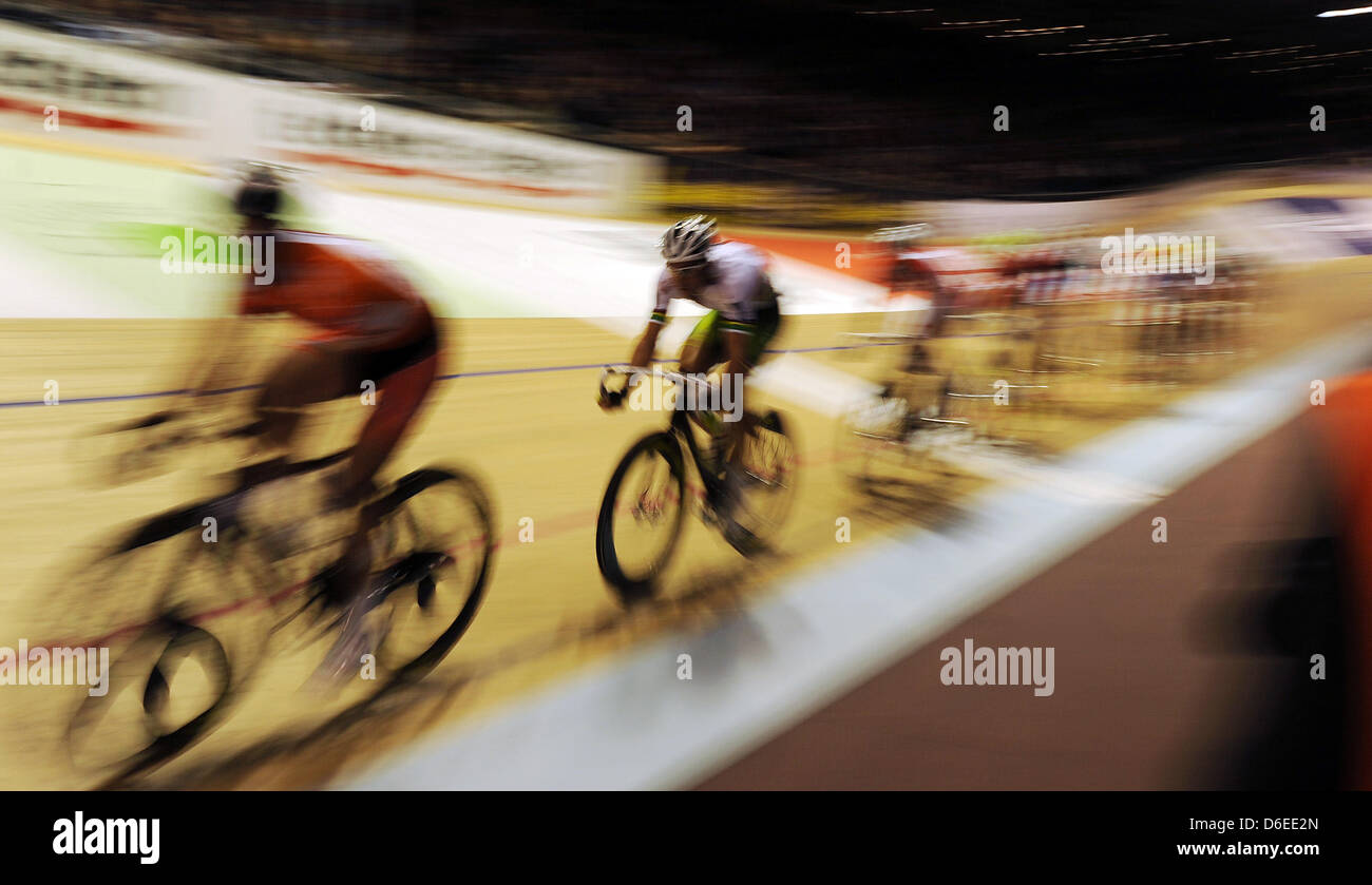 I ciclisti gara lungo una corsa dopo il segnale di partenza per la 101st Six-Day gara è stato dato al velodromo di Berlino, Germania, 26 gennaio 2012. Foto: Annibale Foto Stock