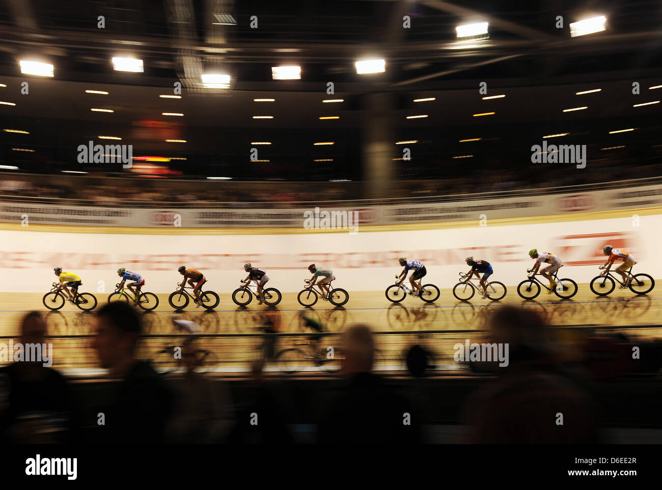 I ciclisti gara lungo una corsa dopo il segnale di partenza per la 101st Six-Day gara è stato dato al velodromo di Berlino, Germania, 26 gennaio 2012. Foto: Annibale Foto Stock