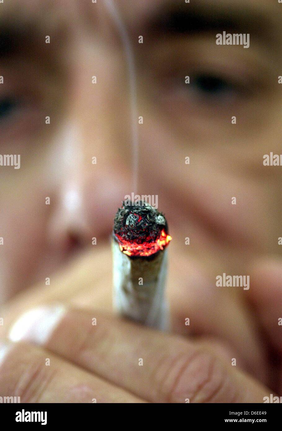 Una fila foto datata 31 maggio 2001 mostra un uomo di fumare un giunto a Duesseldorf in Germania. Il Land Turingia è presidente del partito di sinistra, Ramelow, sostiene per sollevare il divieto del consumo di cannabis. Foto: Boris Roessler Foto Stock