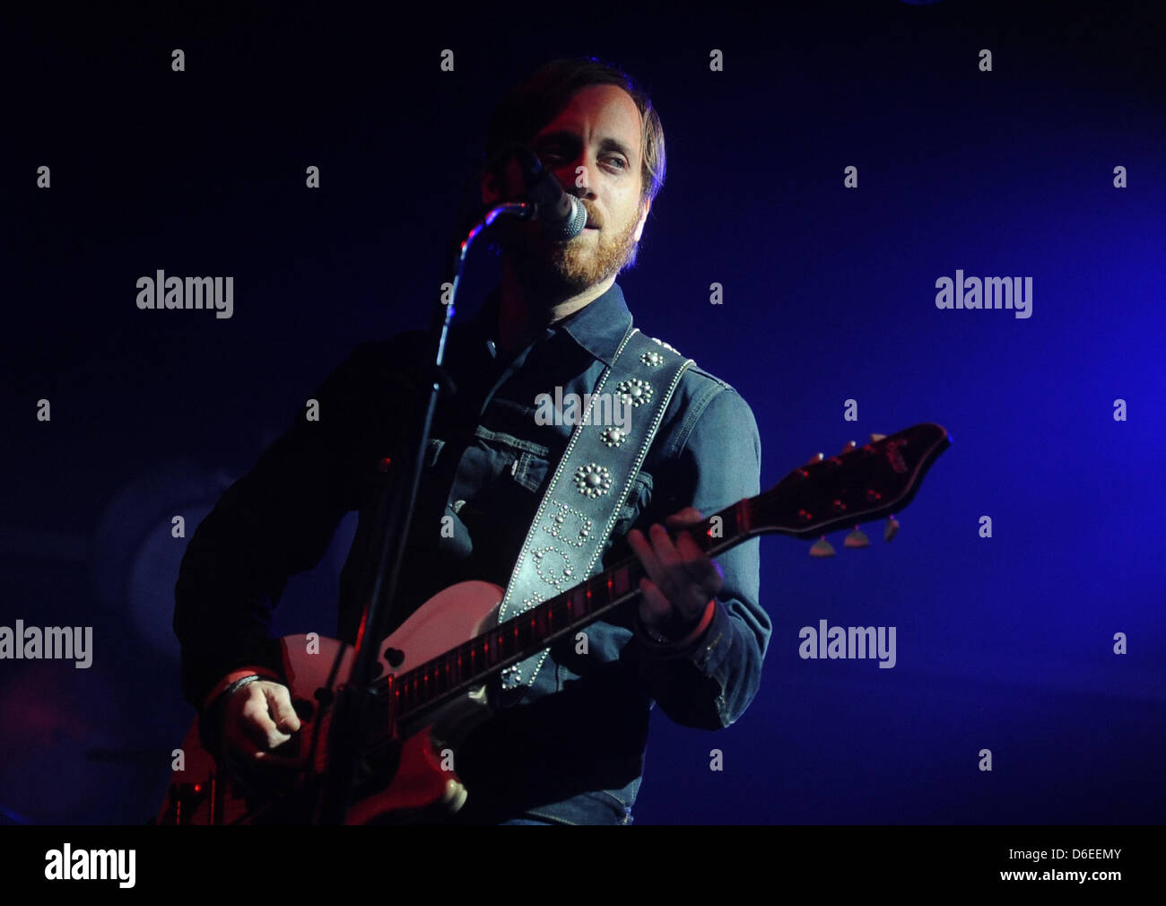 Il Cantante Dan Auerbach di American rock band 'I tasti neri' esegue a Arena di Berlino, Germania, 28 gennaio 2012. Foto: Britta Pedersen Foto Stock