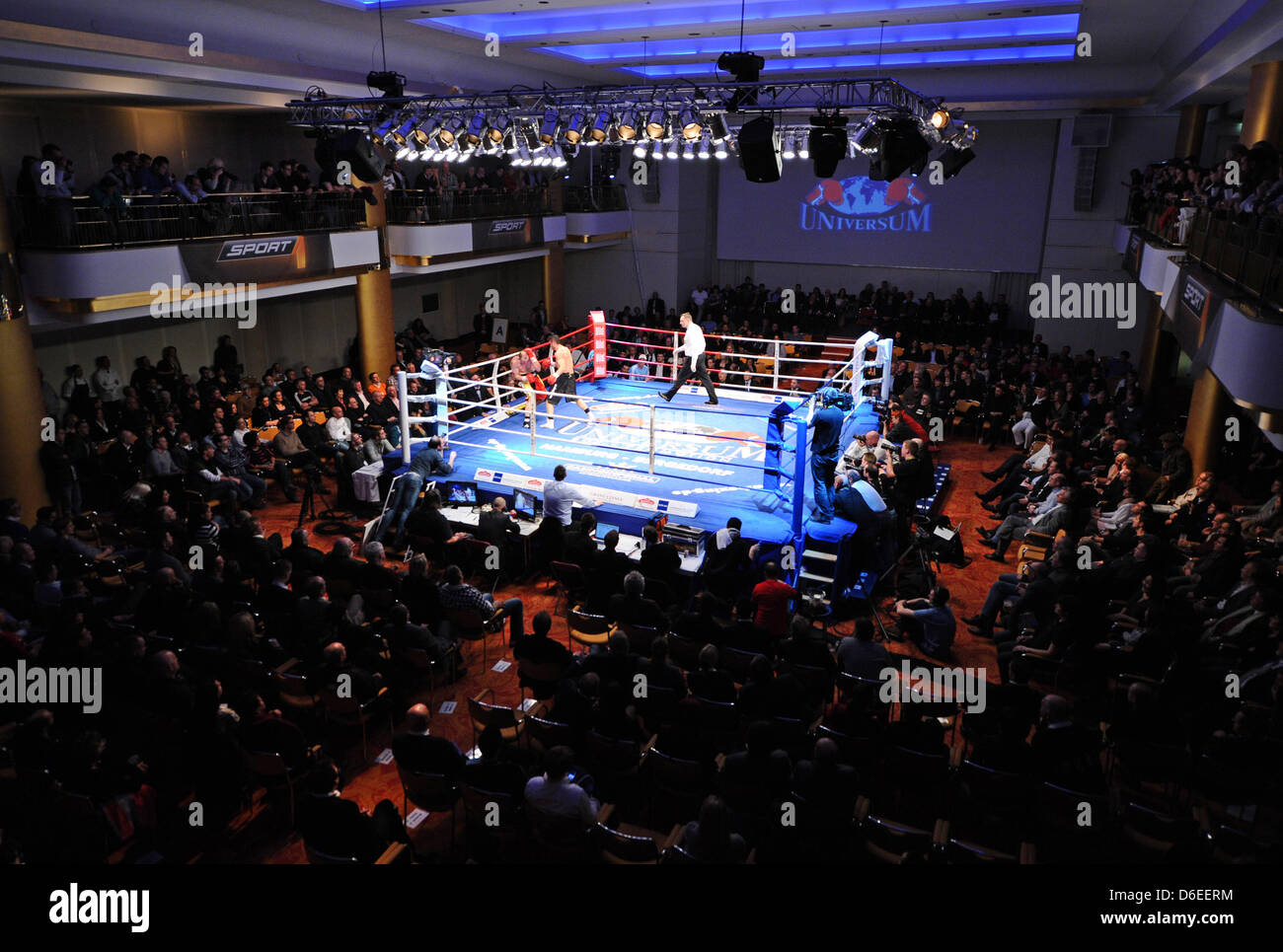 Luce pesi massimi Juergen Braehmer (L) dalla Germania e Jose Maria Guerrero dalla Spagna face off durante l'Universum pugilato Fight Night al Grand Elysee Hotel di Amburgo, Germania, 28 gennaio 2012. Foto: Christian Charisius Foto Stock