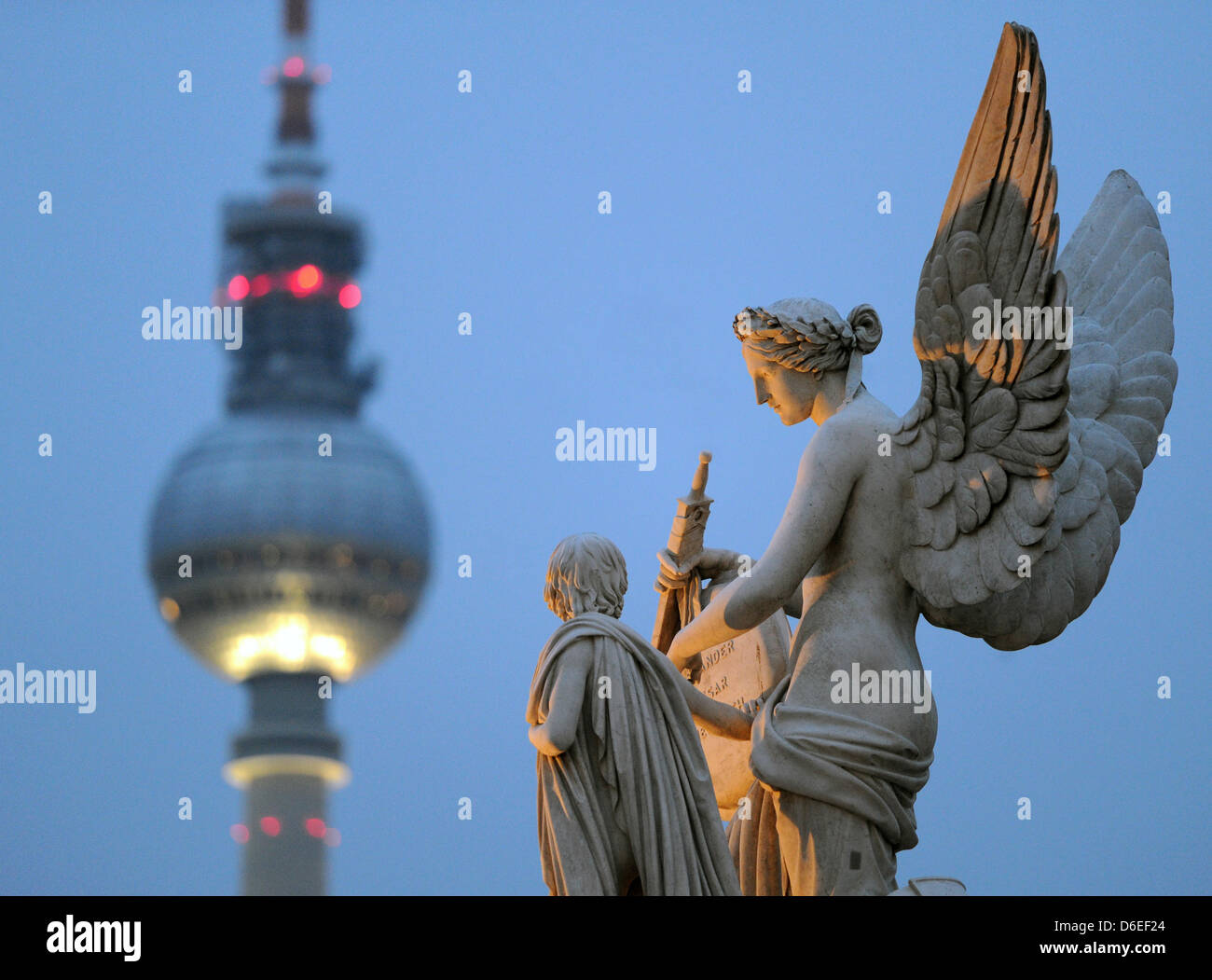 Una scultura da architetto tedesco Karl Friedrich Schinkel adorna il Schlossbruecke in vista della Torre della TV di Berlino, Germania, 27 gennaio 2012. Foto: Soeren Stache Foto Stock