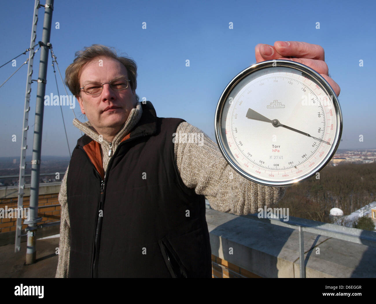 Un barometro, detenute da Frank-Peter Paetsch dal tedesco servizio meteorologico (DWD), mostra approssimativamente 1023 ettopascal presso il DWD della stazione meteo a Potsdam, in Germania il 31 gennaio 2012. La stabile area di alta pressione sulla Siberia sta causando a secco e molto freddo in Germania. Foto: STEPHANIE PILICK Foto Stock