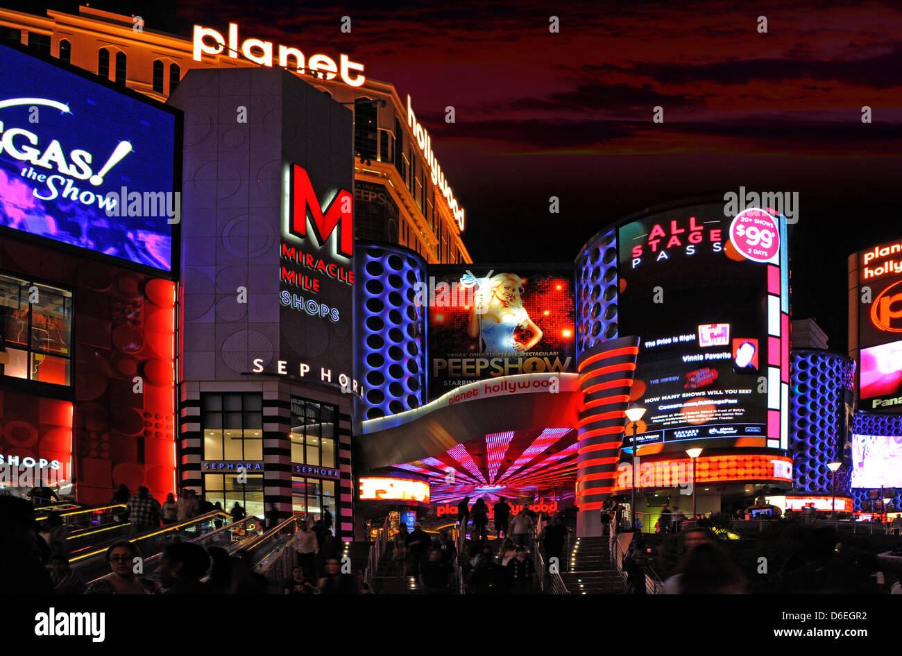 Il piacere di scintillante metropoli offre giangantic proporzioni, grande casino-hotels, ristoranti, centri commerciali, imitazioni di famosi edifici e teatri nel mezzo del Deserto di Las Vegas, Nevada, Stati Uniti d'America, 10 settembre 2011. Ci sono 154.000 camere e 198 slot machines per quasi quaranta milioni di persone che visitano Las Vegas annuale. I sette chilometri di striscia è t Foto Stock