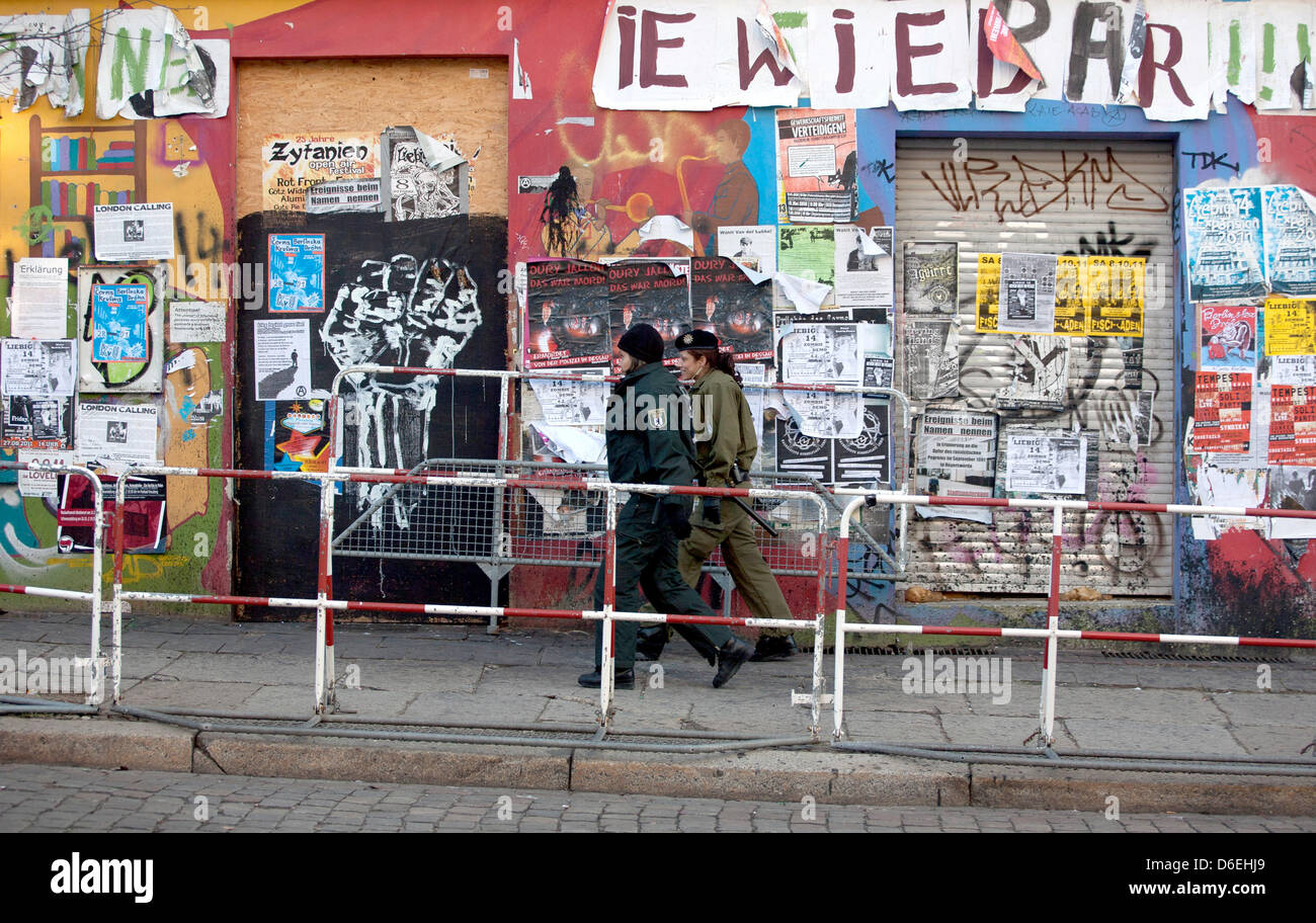 Gli ufficiali di polizia davanti alla casa Liebigstrasse 14, che è stato sfrattato nel 2011, a Berlino, Germania, 02 febbraio 2012. Un anno dopo il evicion di sinistra progetto vivo Liebig 14, simpatizzanti della casa ha annunciato una dimostrazione con circa 50 partecipanti. Foto: Florian SCHUH Foto Stock