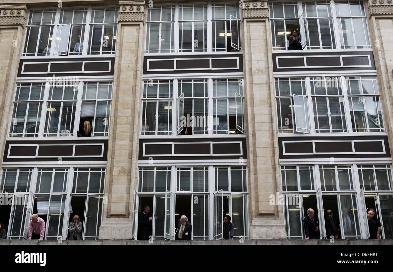 Londra, Regno Unito. Il 17 aprile 2013. Officer lavoratori guardare dalle loro finestre come la bara della Baronessa Thatcher passa da. Migliaia di spettatori rivestita del percorso in cui la bara percorsa dalla Cappella di St Mary Undercroft nel Palazzo di Westminster per la Cattedrale di St Paul. La Thatcher, la prima e unica donna primo ministro del Regno Unito, morto l'8 aprile 2013 al Ritz Hotel a Londra dove aveva soggiornato durante gli ultimi mesi della sua vita. George Henton / Alamy Live News. Foto Stock
