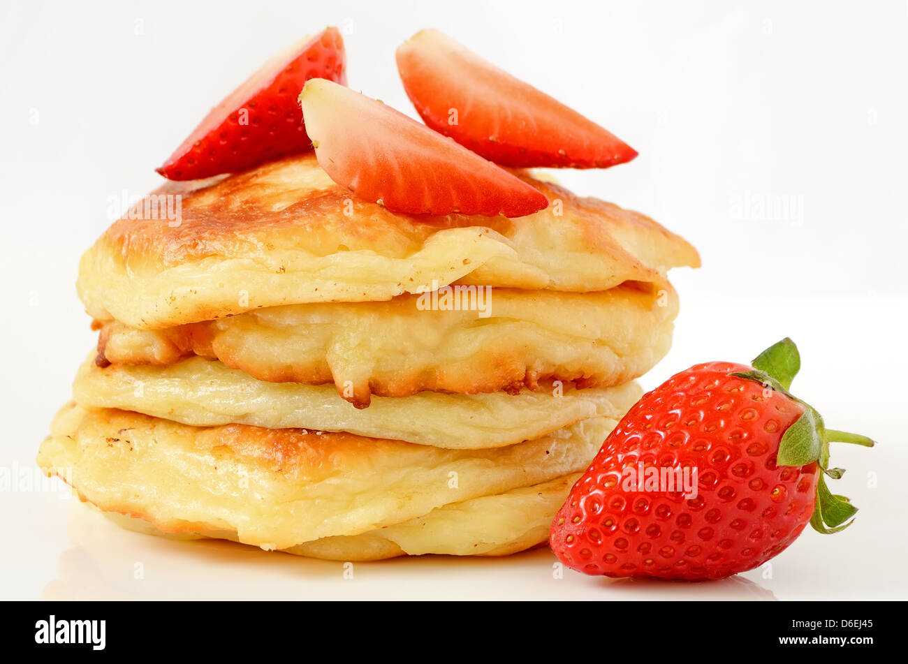 Formaggio di casa frittelle e fragole su una piastra bianca Foto Stock