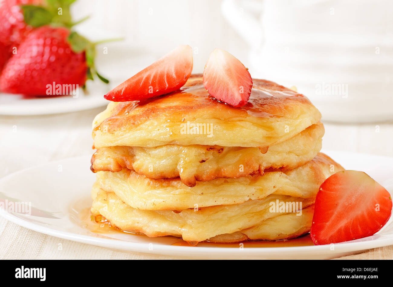 Formaggio di casa frittelle e fragole su una piastra bianca Foto Stock