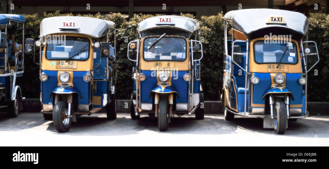 Coloratissima linea di Thai Tuk Tuk tradizionale trasporto taxi. Thailandia Sudest Asiatico. Foto Stock