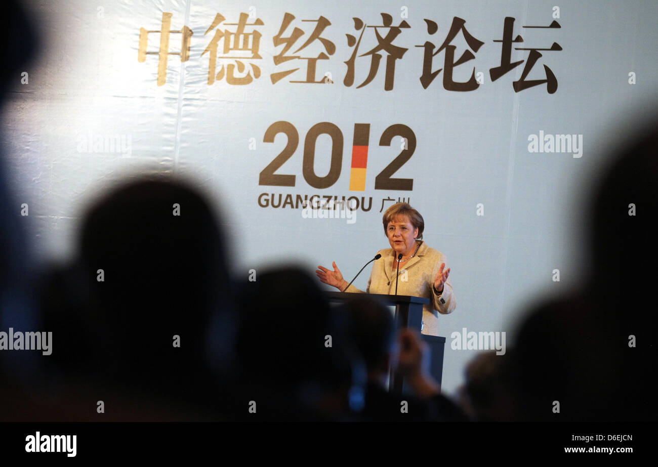 Il cancelliere tedesco Angela Merkel parla al German-Chinese forum economico a Guangzhou, Cina, 03 febbraio 2012. Merkel è in visita in Cina con una delegazione di alto livello dei politici e dei leader economici fino al 04 febbraio 2012. Foto: KAY NIETFELD Foto Stock