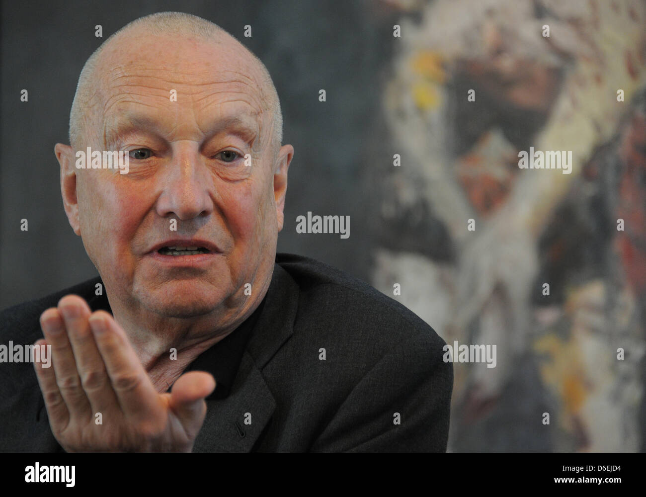 Pittore Georg Baselitz parla ai giornalisti net per il suo lavoro "Große Nacht im Eimer'(1962-1963) nel corso di una conferenza stampa a Villa Schoeningen a Potsdam, Germania, 03 febbraio 2012. 21 opere della collezione privata di Baselitz sono presentati alla fiera "Georg Baselitz - Berlino anni' fino al 01 agosto 2012. Foto: Bernd Settnik Foto Stock