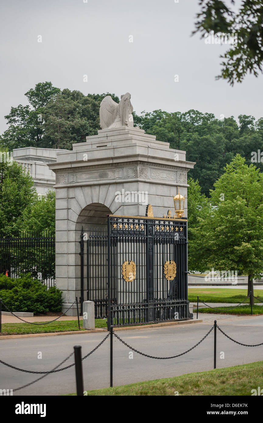 Tombe e paesaggi commemorativi al cimitero nazionale di Arlington, Arlington, Virginia, Stati Uniti. Foto Stock