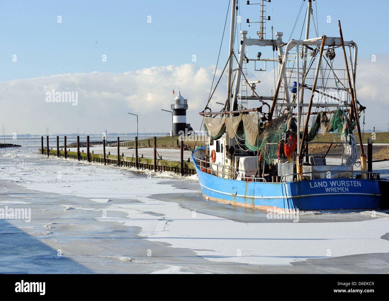 Una lastra di ghiaccio ricopre la Sielhafen e ostacola un paio di frese da lasciare il porto vicino a Wremen, Germania, 04 febbraio 2012. Il servizio di traghetto per Isole Frisone Orientali è limitata ma non è stata interrotta a causa di un le gelide temperature. Foto: INGO WAGNER Foto Stock