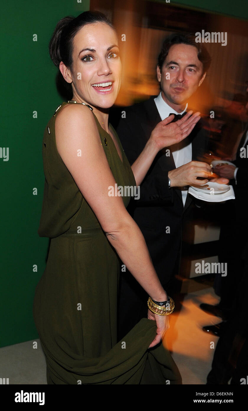 L'attrice Bettina Zimmermann e Martin Bachmann, Managing Director di Sony Pictures Releasing, celebrare durante il party di 47th Golden Award della fotocamera a Berlino, Germania, il 4 febbraio 2012. Il riconoscimento premia i risultati sorprendenti ottenuti in televisione, film e intrattenimento. Foto: Jens Kalaene dpa Foto Stock