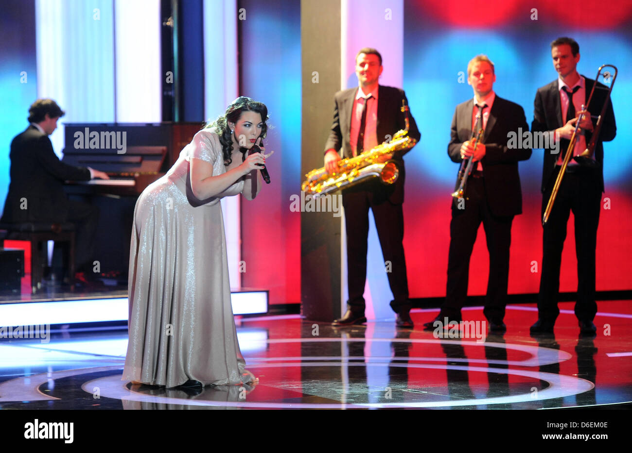 Cantante olandese Caro Emerald esegue dopo aver ricevuto il suo trofeo per la categoria 'Best International Music Artista' durante la quarantasettesima Golden fotocamera cerimonia di premiazione a Berlino, Germania, il 4 febbraio 2012. Il riconoscimento premia i risultati sorprendenti ottenuti in televisione, film e intrattenimento. Foto: Maurizio Gambarini dpa/lbn Foto Stock