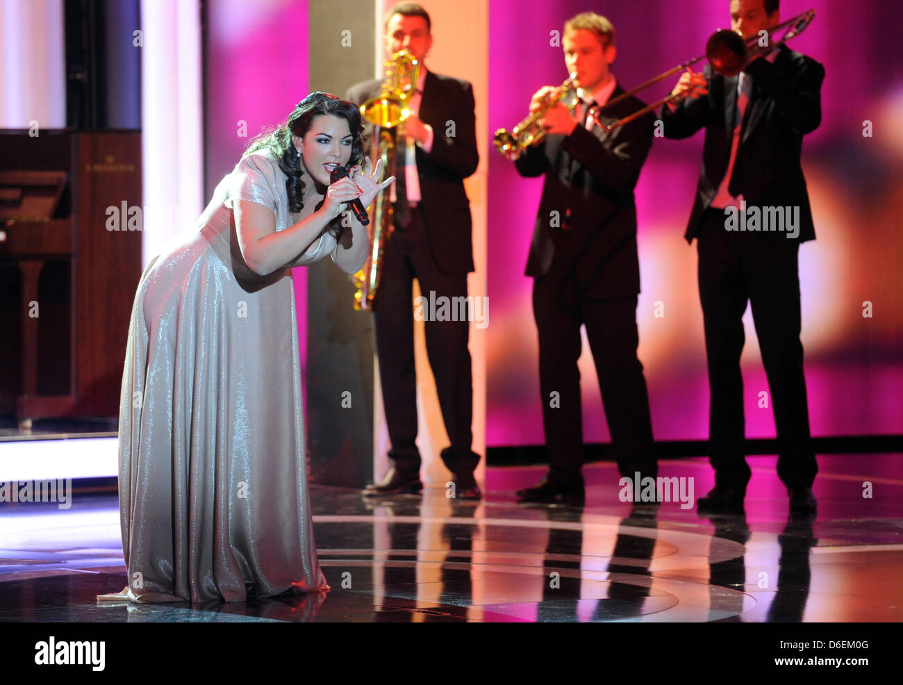 Cantante olandese Caro Emerald esegue dopo aver ricevuto il suo trofeo per la categoria 'Best International Music Artista' durante la quarantasettesima Golden fotocamera cerimonia di premiazione a Berlino, Germania, il 4 febbraio 2012. Il riconoscimento premia i risultati sorprendenti ottenuti in televisione, film e intrattenimento. Foto: Maurizio Gambarini dpa/lbn Foto Stock
