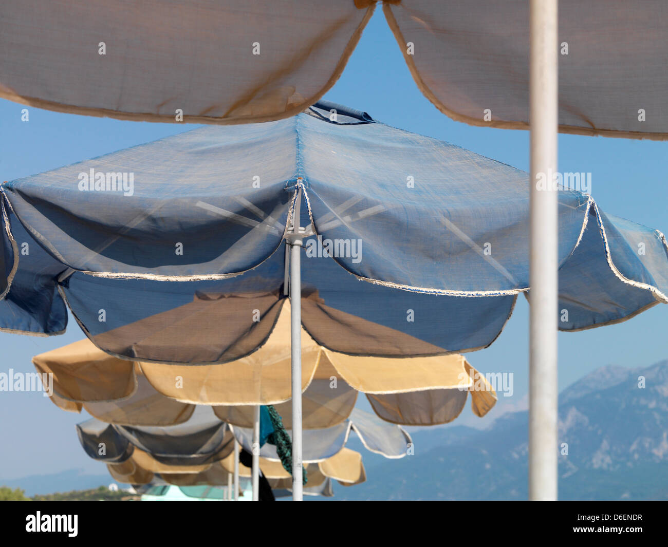 Una fila di ombrelloni sulla spiaggia Mikali Samos Grecia Foto Stock