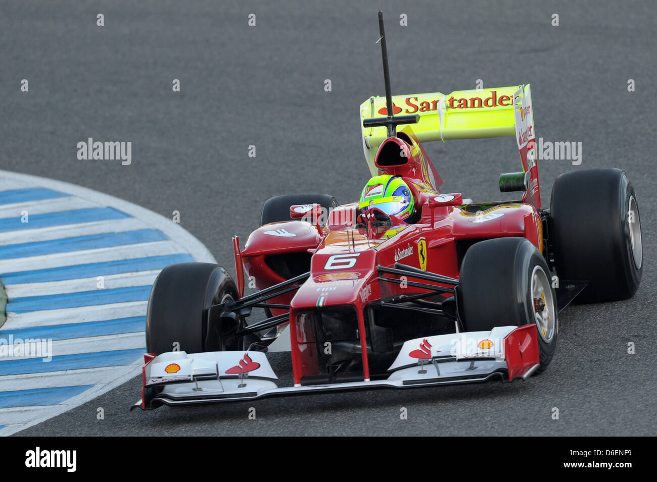 Il brasiliano pilota di Formula Uno alla Ferrari di Felipe Massa manzi il suo nuovo F2012 durante la sessione di allenamento per il prossimo campionato di Formula Uno Stagione presso la pista di Jerez a Jerez de la Frontera, Spagna meridionale, 07 febbraio 2012. Foto: David Ebener Foto Stock