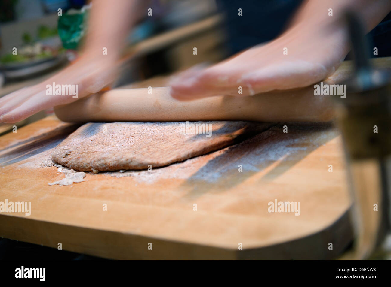 Rotolare fuori la base per pizza/ making pizza passo shot 7 Foto Stock