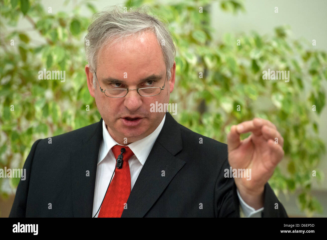Amministratore Delegato della società energetica Eon Johannes Teyssen parla durante il "Landshut colloqui imprenditoriale" presso l'Università di Scienze Applicate di Landshut, Germania, 07 febbraio 2012. Teyssen ha chiesto proprio formulati obiettivi di politica energetica. Foto: Armin Weigel Foto Stock