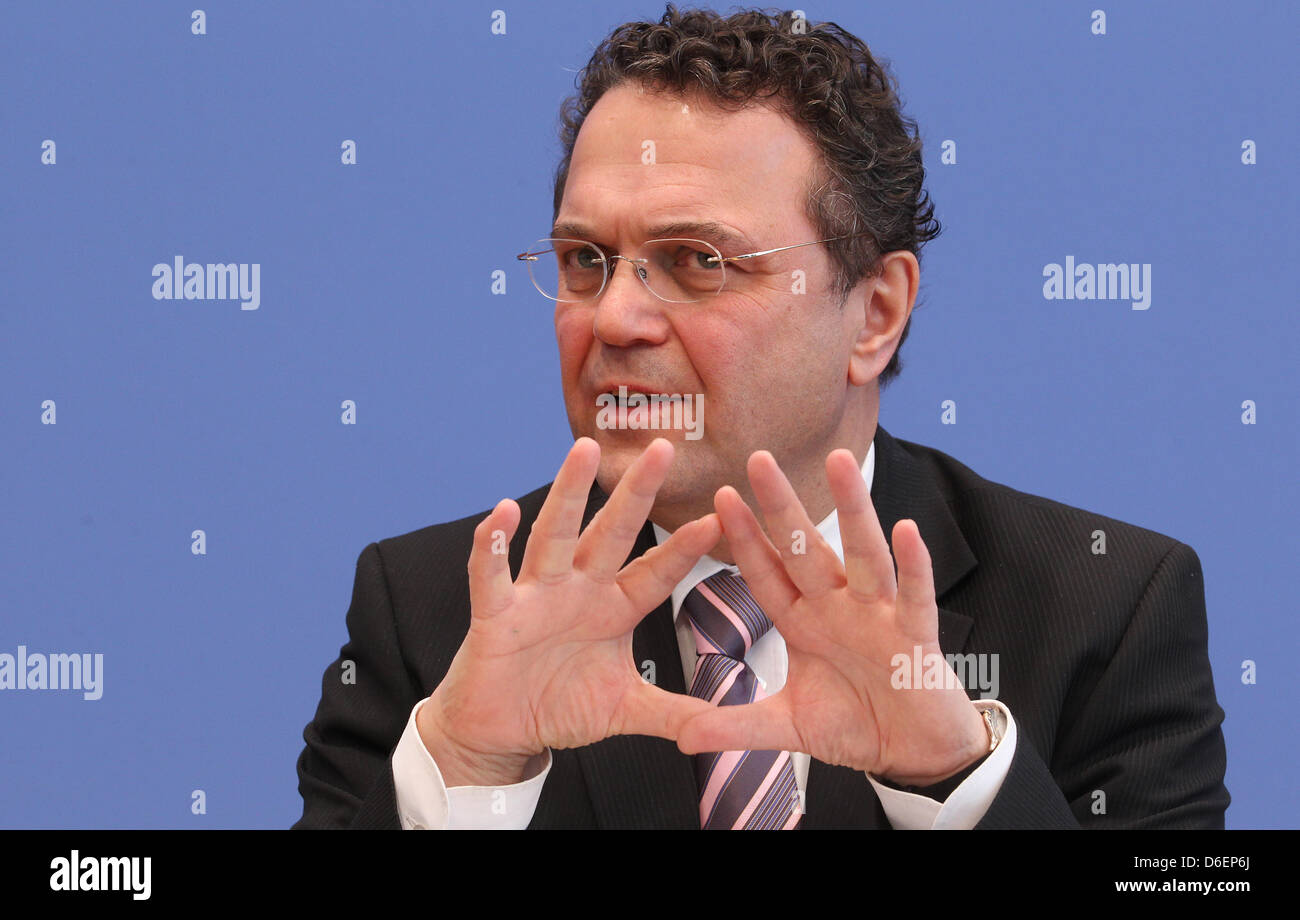 Il Ministro tedesco degli Interni Hans-Peter Friedrich (CSU) risponde alle domande durante la Federal conferenza stampa a Berlino, Germania, 08 febbraio 2012. Friedrich ha presentato il 'federale e la Commissione statale per Right-Wing terrorismo" che è stata formata per indagare su una serie di omicidi in Germania dal neo-nazisti. Foto: WOLFGANG KUMM Foto Stock