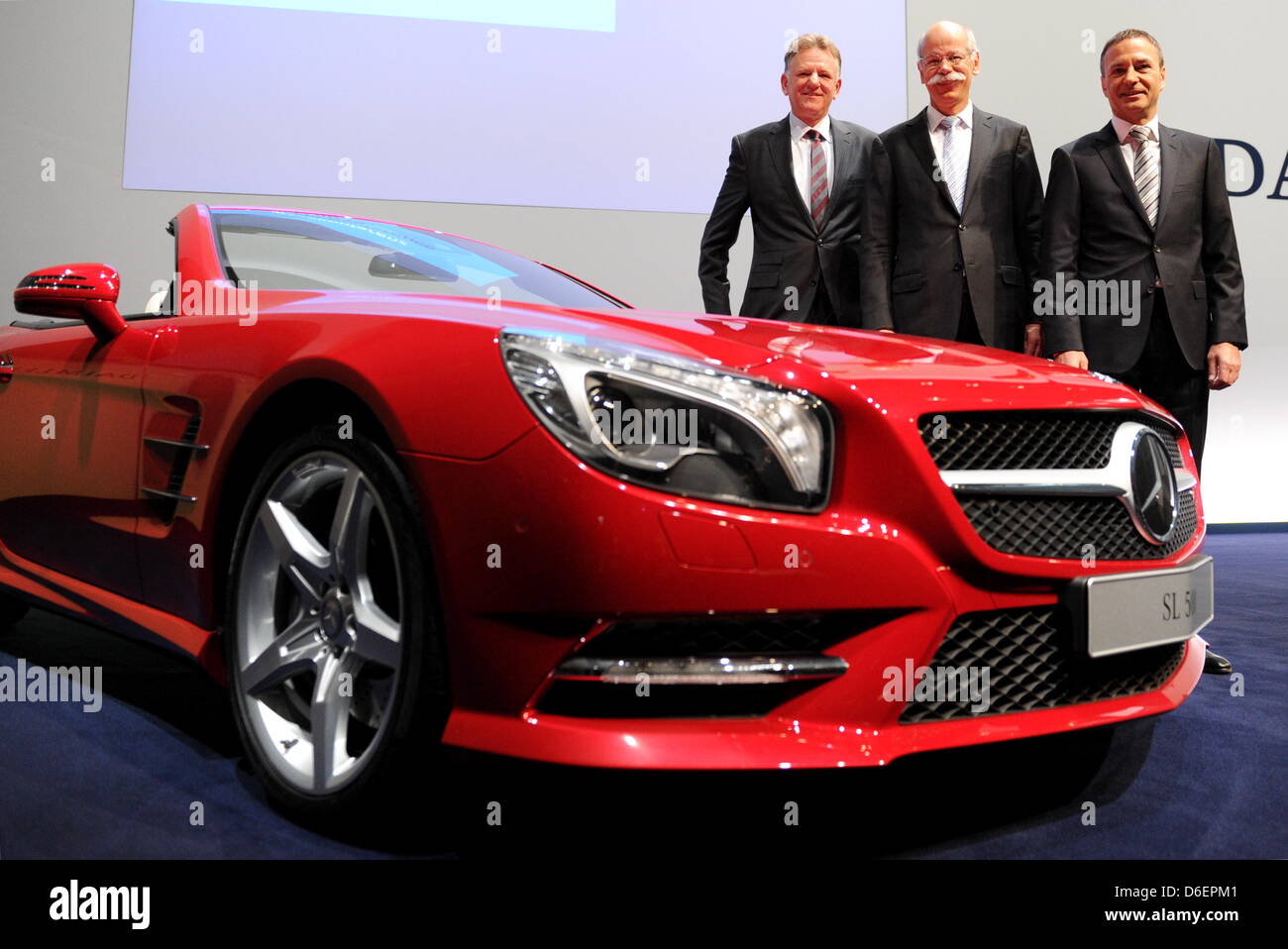 Dieter Zetsche (C), il CEO della multinazionale automotive corporation Daimler AG pone con gli stati della Daimler AG consiglio di gestione, responsabile di Daimler Trucks, Andreas Renschler (L) e CFO, Bodo Uebber (R) accanto a una Mercedes SL 500 auto sportiva durante un briefing con la stampa sui risultati annuali di Stoccarda, Germania, 09 febbraio 2012. Grazie al nuovo record di vendite, Daimler annunciare Foto Stock