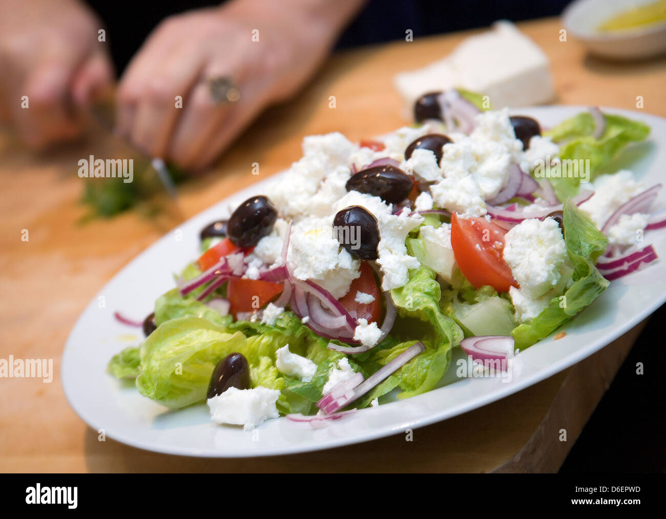 Olive nere su insalata / fase shot 4 Foto Stock